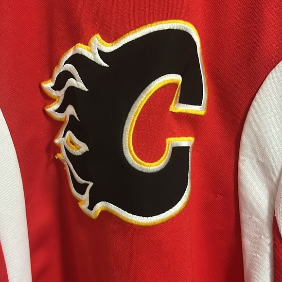 CALGARY FLAMES HOCKEY JERSEY - Picture 4 of 7